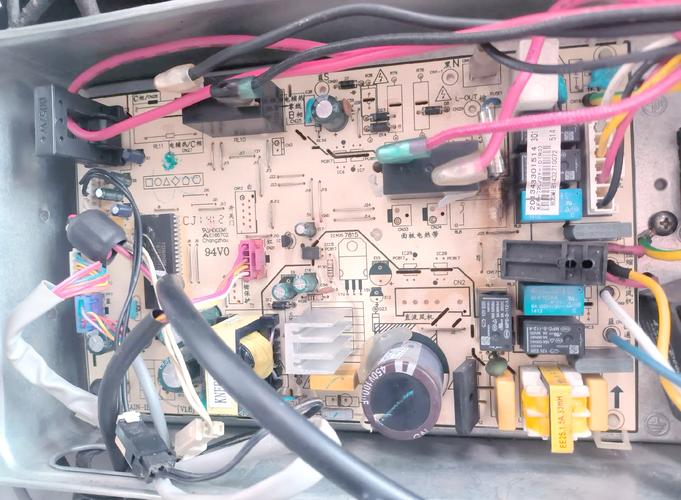 美的电磁炉c21-rt2120不开机故障