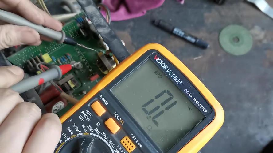 王牌乐华25b5电源正常不开机故障