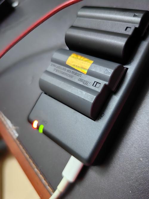 尼康d7000怎么取出电池