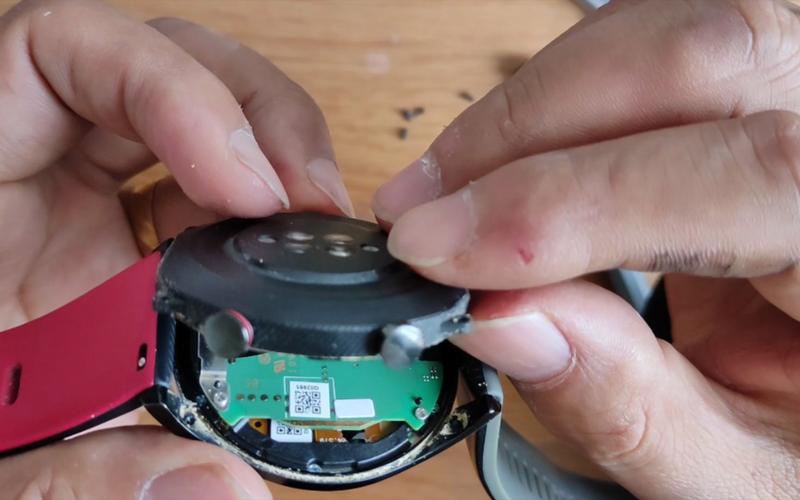 华为荣耀6plus电池拆卸