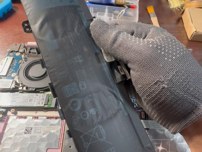 笔记本电池鼓包了还能用吗