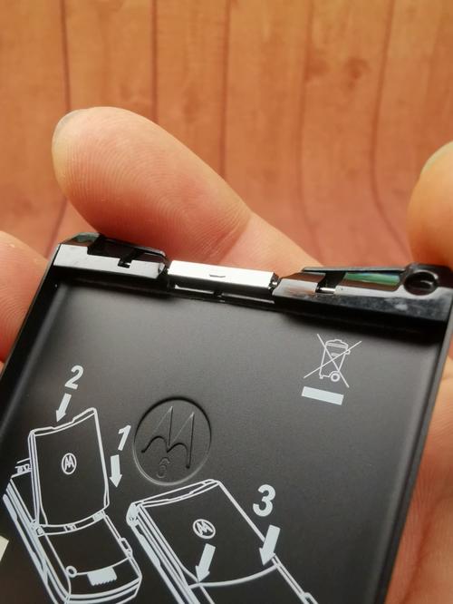 摩托罗拉v3怎么装电池