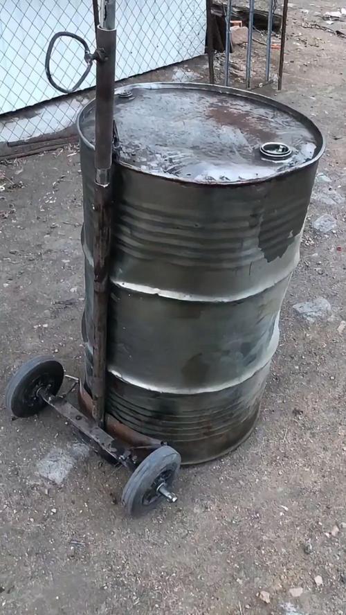 废铁油桶制作成铁皮